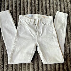 Size 25 - GAP WHITE SKINNY JEAN